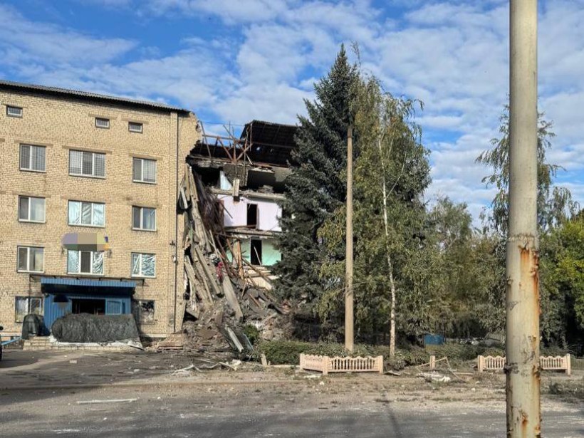 Зруйнований окупантами багатоповерховий будинок