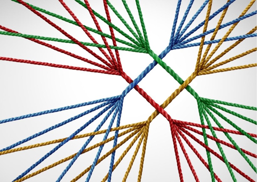 Різнокольорові нитки як символ багатонаціональної культури та різноманіття