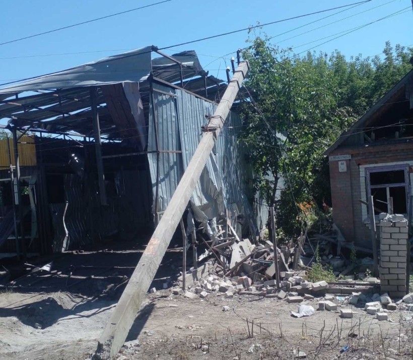 Електроопора, яка впала на будівлю через ворожий обстріл