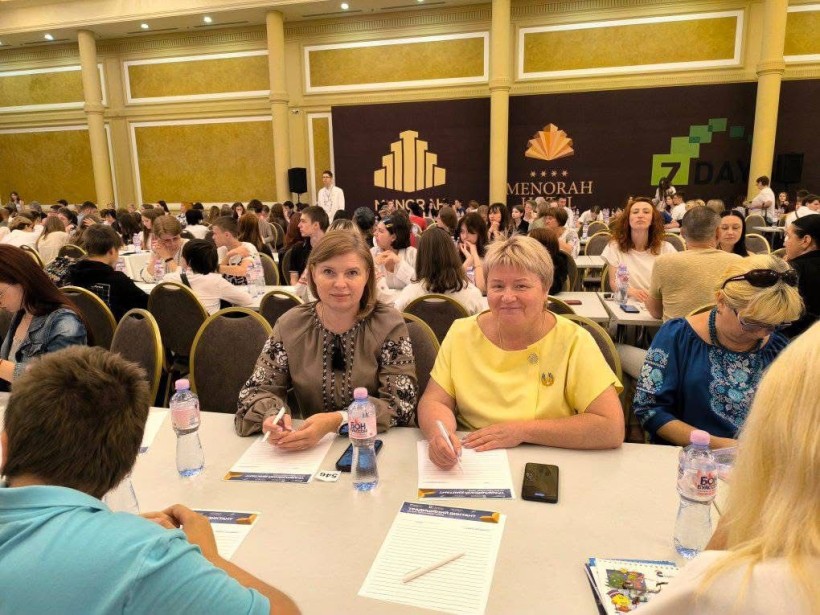 Представники місцевої влади і делегація Донецької області пишуть диктант