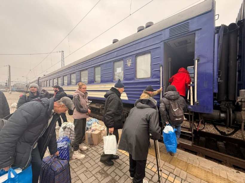 Мешканці Донеччини, яких увакуювали потягом