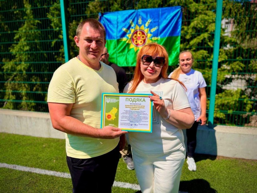 В.о. голови Краматорської райдержадміністрації, начальника районної військової адміністрації Вікторія Набоков та учасник турниру. В руках подяка.