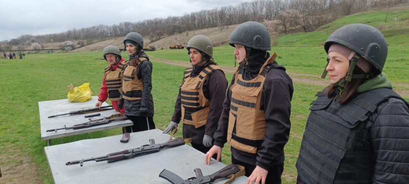 У польових умовах учасники відпрацьовують тактичні дії, пересування, взаємодію в групах, організацію спостереження та алгоритми реагування на умовні загрози.