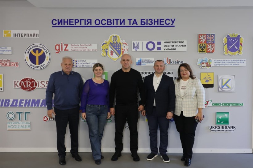 Спільне фото. Учасники зустрічі та голова Донеччини Вадим Філашкін.