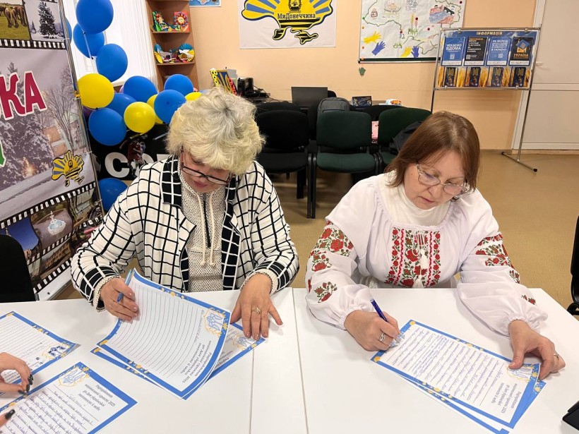 Жінки з Донеччини, які перемістилися до безпечних регіонів України, взяли участь у Всеукраїнському радіодиктанті національної єдності «Треба жити».