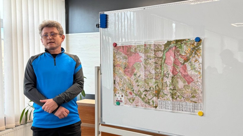 Інструктор з туризму Донецького обласного центру туризму та краєзнавства учнівської молоді Ігор Кузьмін під час проведення заняття