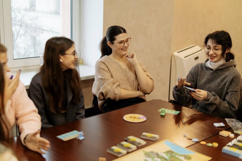 Учасники грають у гру "Код Донеччини"