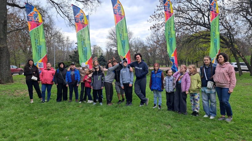 Діти Донеччини під час гри  на відкритій місцевості «У пошуках довгокрила»