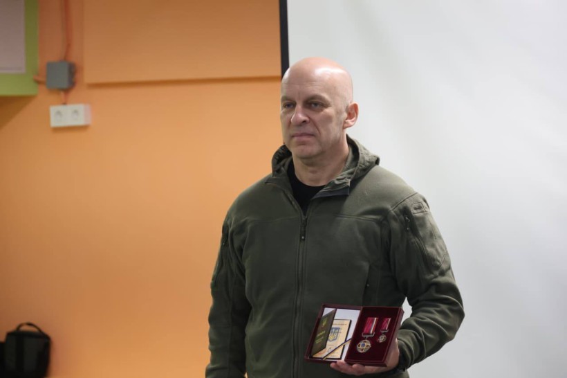 Вадим Філашкін тримає нагороду для волонтерів