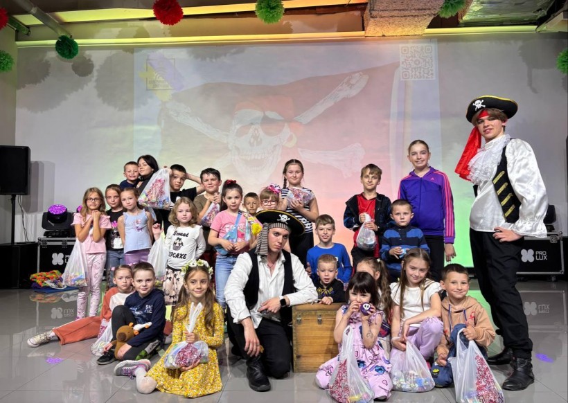 Діти разом з аніматорами в костюмах піратів