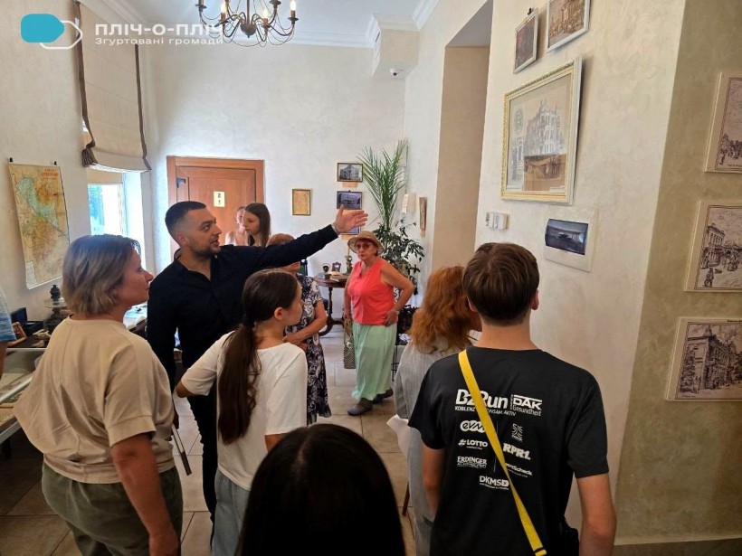 Відвідувачі роздивляються картини