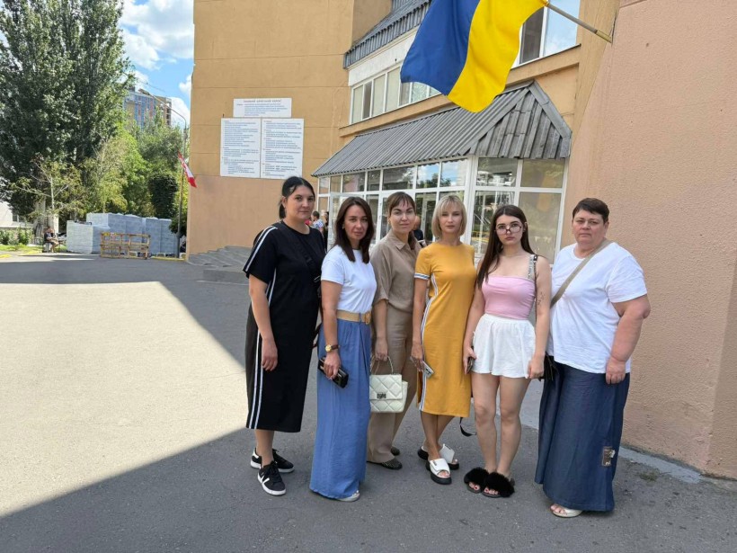 Представники Гродівськоії громади біля входу у шпиталь м.Дніпро.