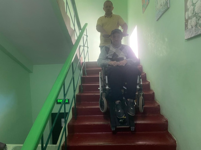 Підопічного спускається на прогулянку на мобільному гусеничньому сходовому
