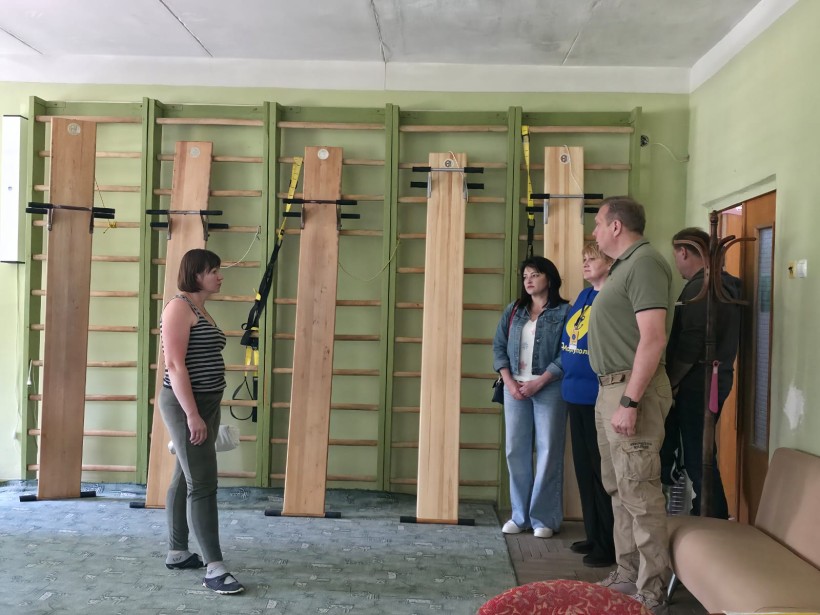 Заступник голови Донецької облдержадміністрації Олександр Шевченко оглядає спортивну залу
