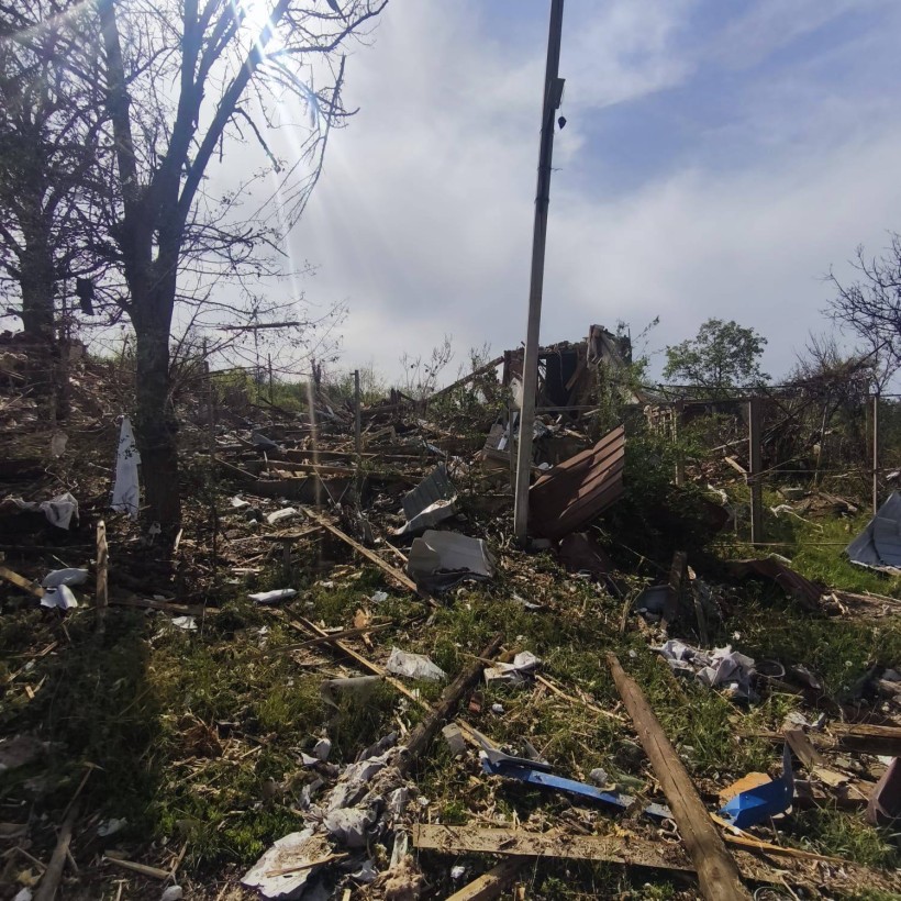 Зруйновані будинки після ворожого обстрілу