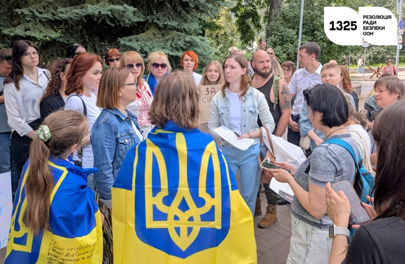 Активістки передають Президенту України звернення про звільнення цивільних заручниць
