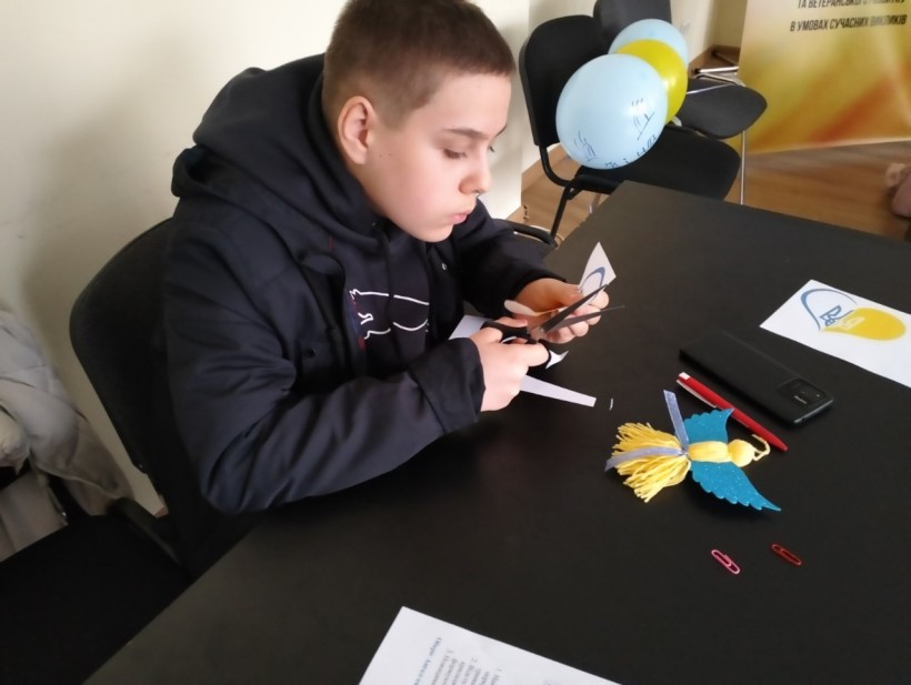 Хлопчик виготовляє оберіг для воїнів Збройних Сил України» в освітньому хабі «Донеччина»
