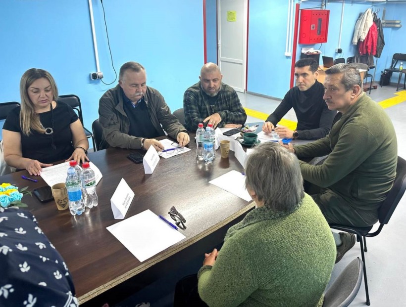 Представники влади спілкуються з ветеранами та родинами загиблих захисників