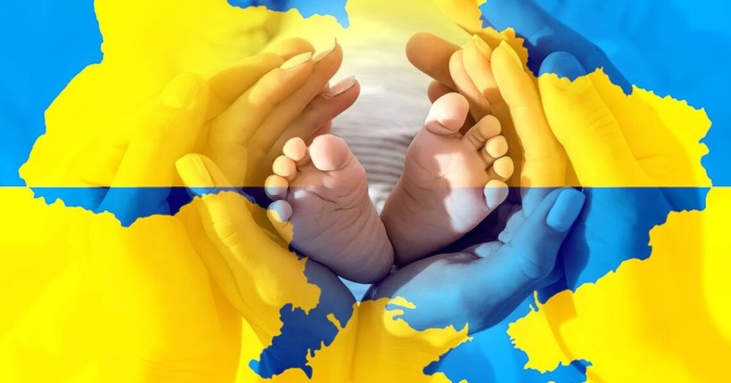 Жіночі та чоловічі руки обіймають дитячі ніжки, фото на фоні мапи України жовто-синього кольору