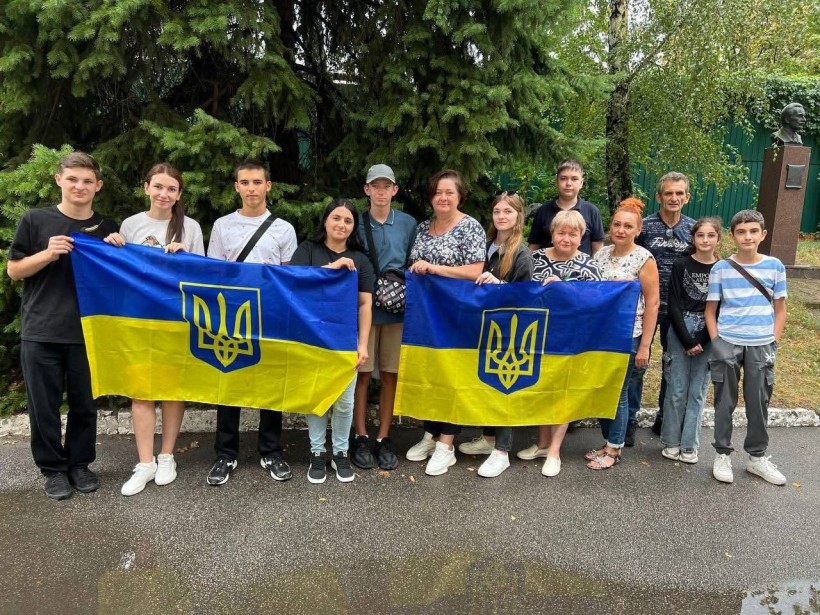 Учасники святкового заходу з нагоди Дня Незалежності України у Курахівському хабі