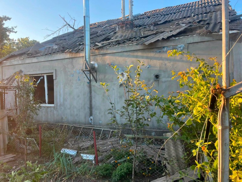 Зруйнований ворожим обстрілом будинок