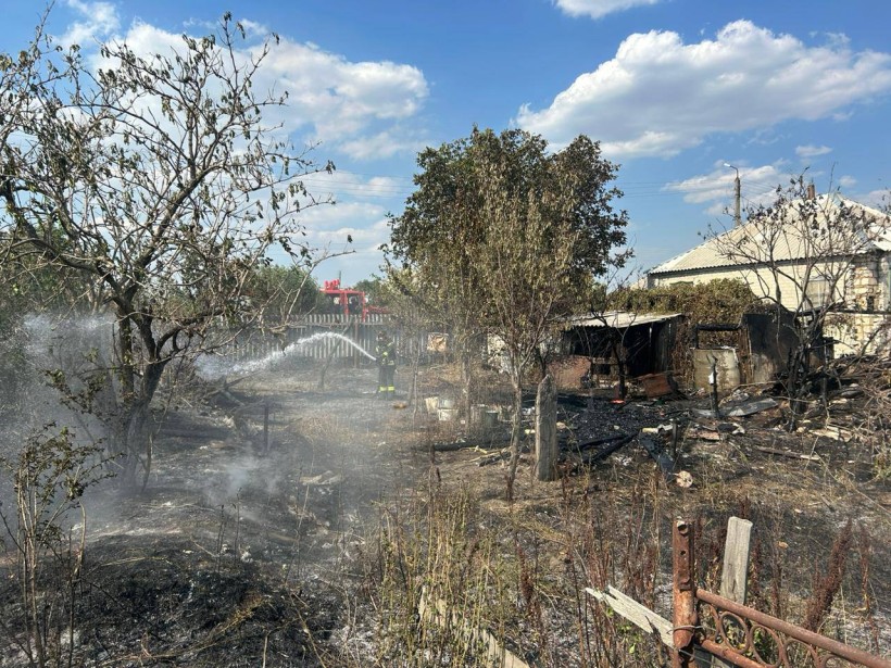 Пожежники гасять вогонь у зруйнованому ворожим ударом приватному дворі