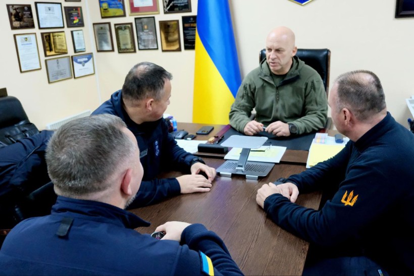 Вадим Філашкін разом з Андрієм Даником та керівництвом ДСНС на нараді