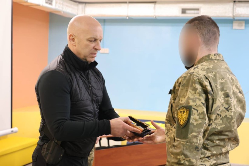 Вадим Філашкін нагороджує прикордонників