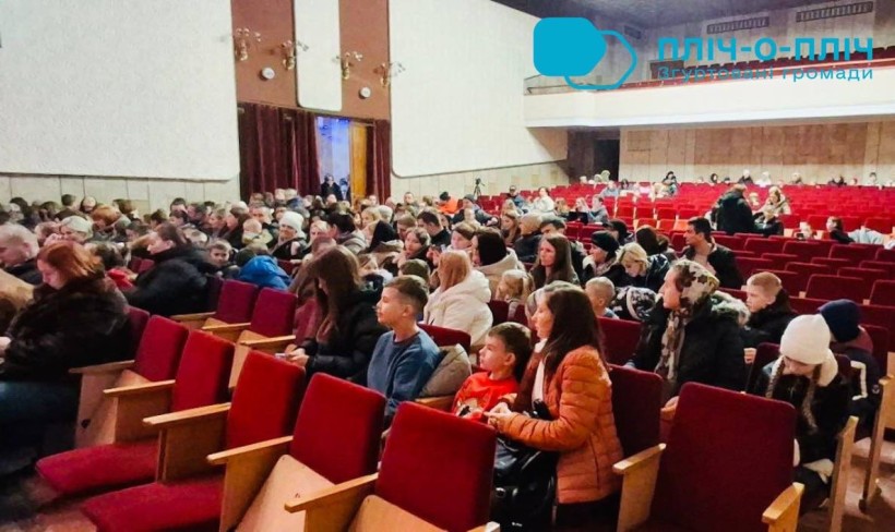 Глядацький зал Народного дому, глядачі в очікуванні вистави