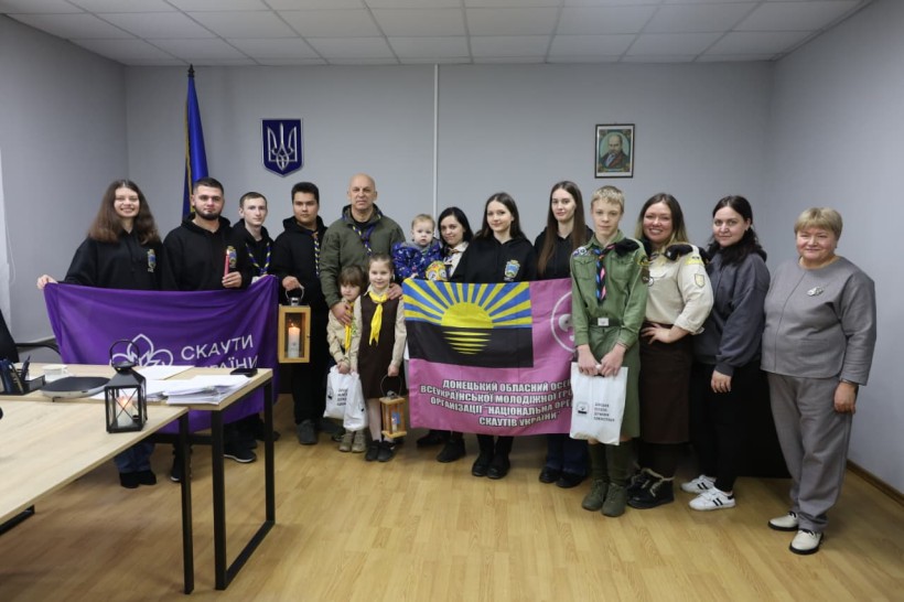 Вадим Філашкін разом із молоддю та скаутами, які принесли Вифлеємський вогонь миру. У руках — прапори та ліхтарі з вогнем