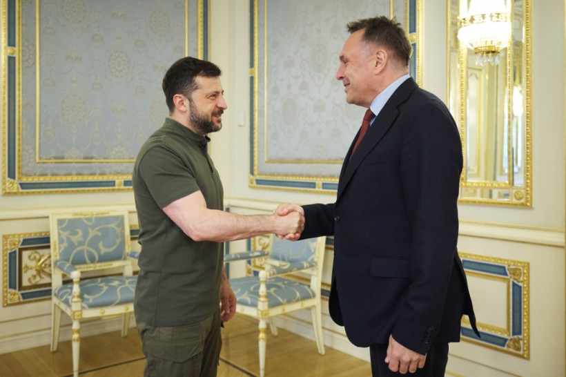 Володимир Зеленський зустрічається з Міністром оборони Норвегії Оншуусом Сандвіком.
