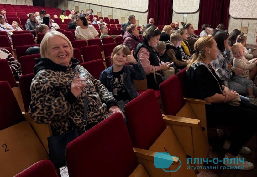 Юні та дорослі глядачі чекають на виставу