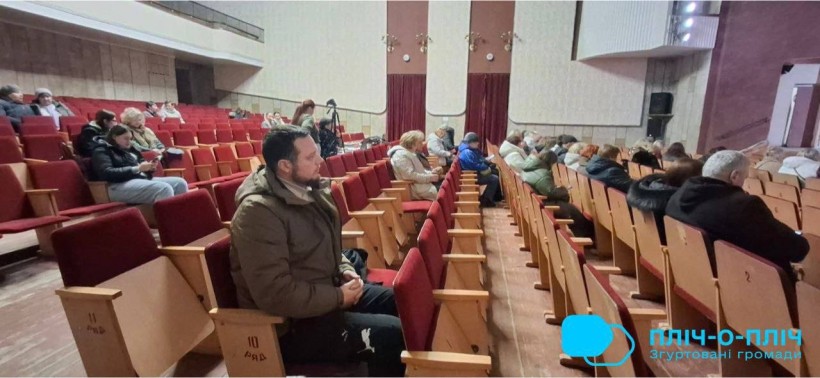 Глядачі у залі чекають на початок вистави.