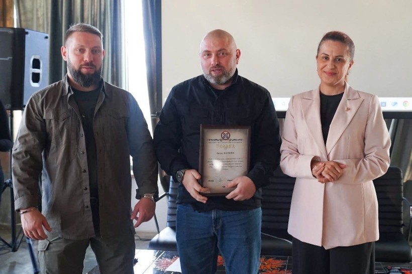 Міністр у справах ветеранів України Наталя Калмикова, її заступник Руслан Приходько та начальник управління з питань ветеранської політики Артур Насібян під час вручення подяки.