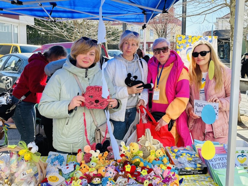Учасниці мистецького простору «Рукодвійки» демонструють свої вироби на ярмарці