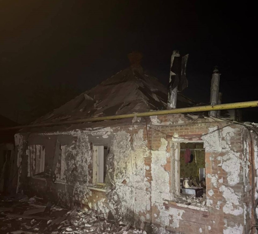 Пошкоджений житловий будинок після ворожого обстрілу