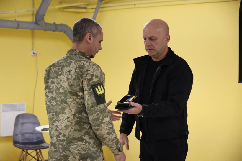 Вадим Філашкін вручає нагороду захиснику