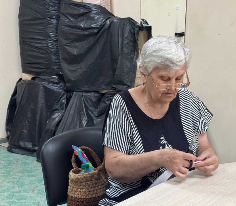 Жінка шиє адаптивний одяг
