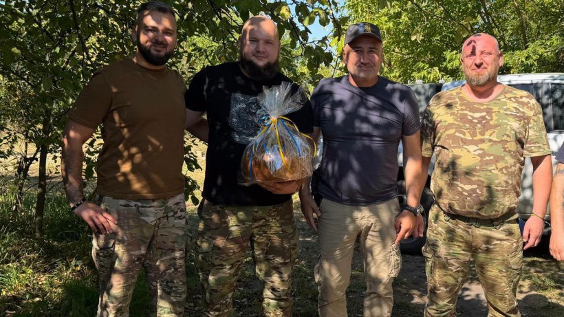 Олексій Воробйов передає випічку військовим