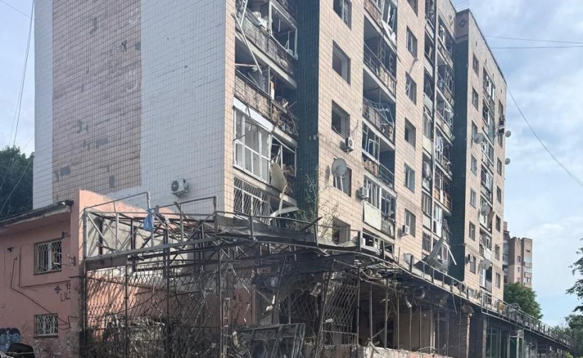 Пошкоджений багатоповерховий будинок у Краматорську після ворожого обстрілу