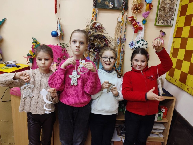Вихованці Донецького обласного центру туризму та краєзнавства демонструють результати своєї творчості: поробки у вигляді чоловічків з картону та ниток