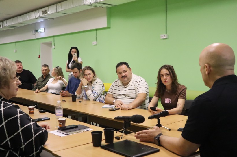 Журналісти Донецької області задають питання Вадиму Філашкіну під час зустрічі напередодні професійного свята.