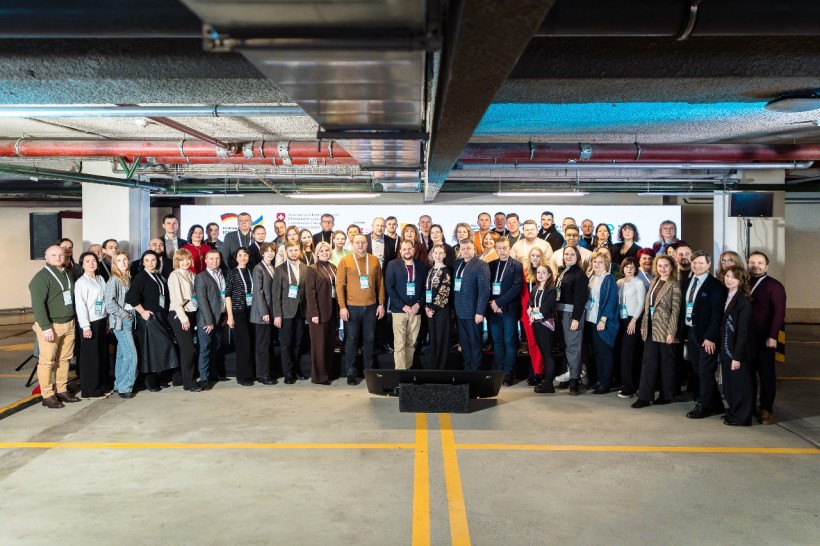 Спільне фото учасників форуму «Цифровізація у сфері енергоефективності».