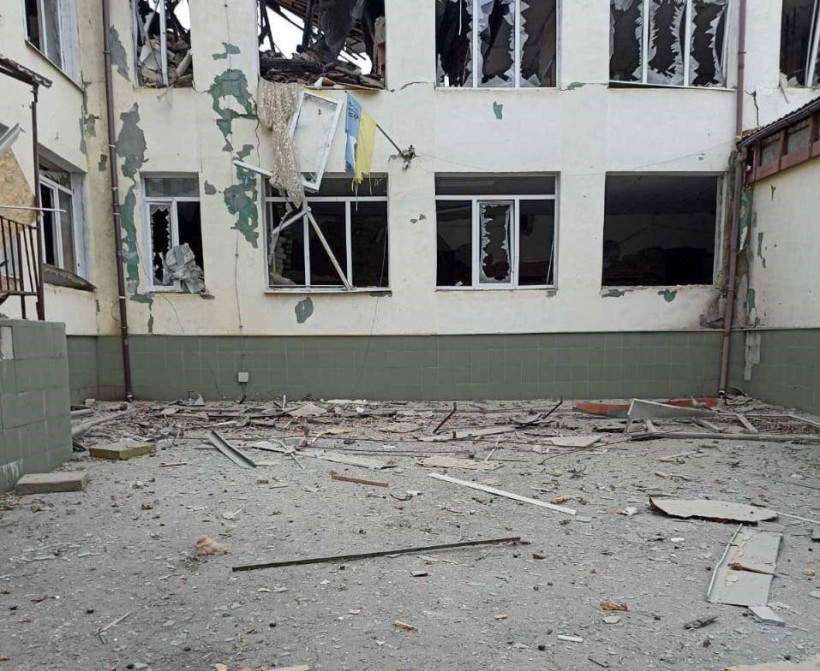 Зруйнований окупантами освітній заклад з вибитими вікнами