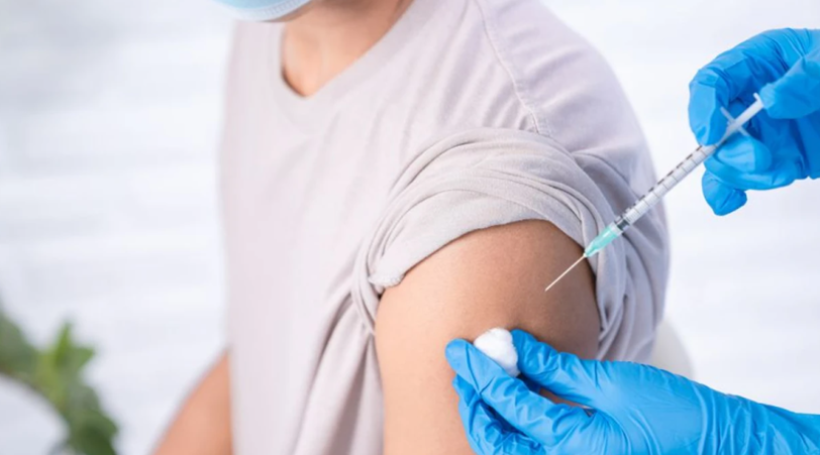 Лікар робить ін'єкцію пацієнту в медичному закладі.