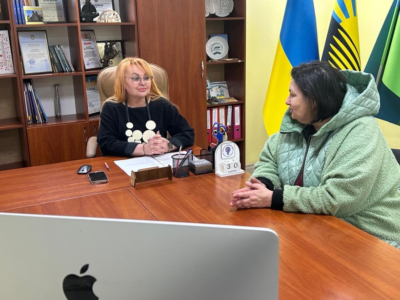 Голова Краматорської райдержадміністрації, районної військової адміністрації Вікторія Набокова спілкується з кандидаткою на посаду фахівця із супроводу ветеранів та демобілізованих осіб