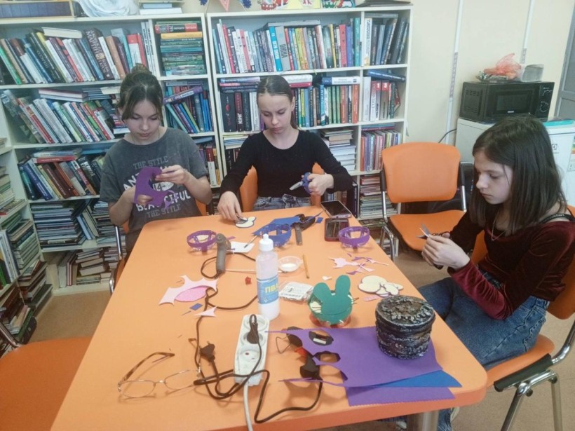 Учасники гуртка декоративно-ужиткового мистецтва в Багатофункціональному просторі Шахівської сільської ради