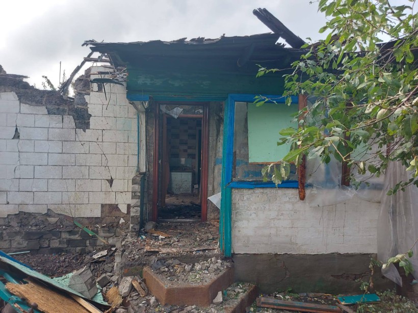 Зруйнований будинок після обстрілу