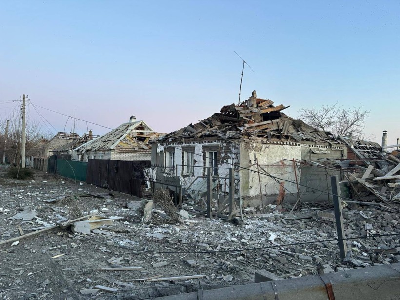 Пошкоджені будинки після ворожого обстрілу