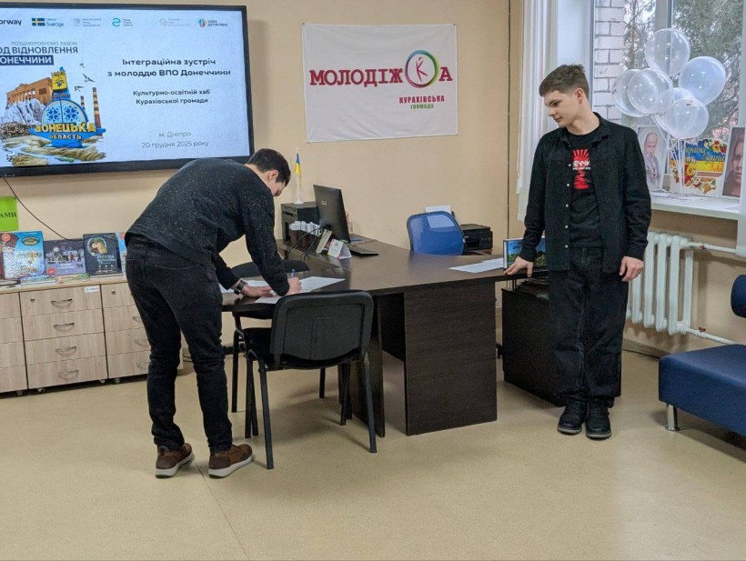 Представники громад підписують меморандум про співрацю